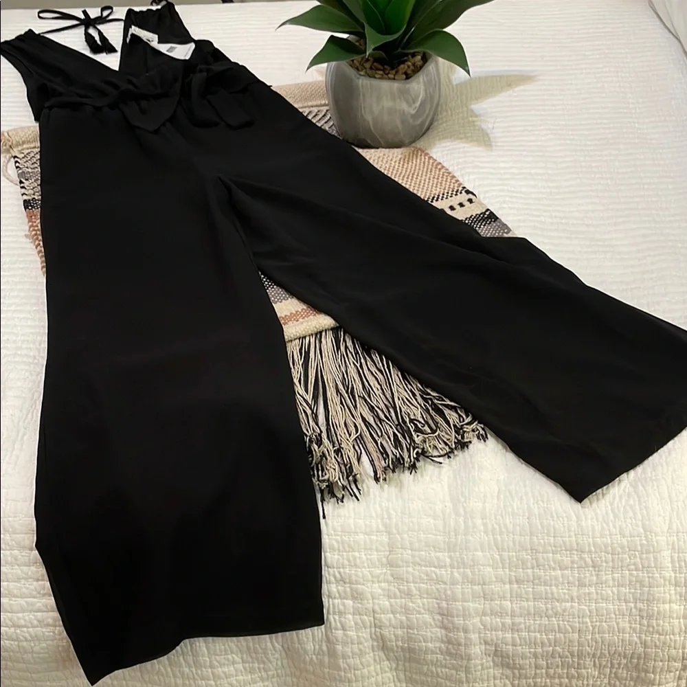 🖤NWT🖤 Flowy V-neck & Wide leg Black Jumpsuit - Picture 4 of 10